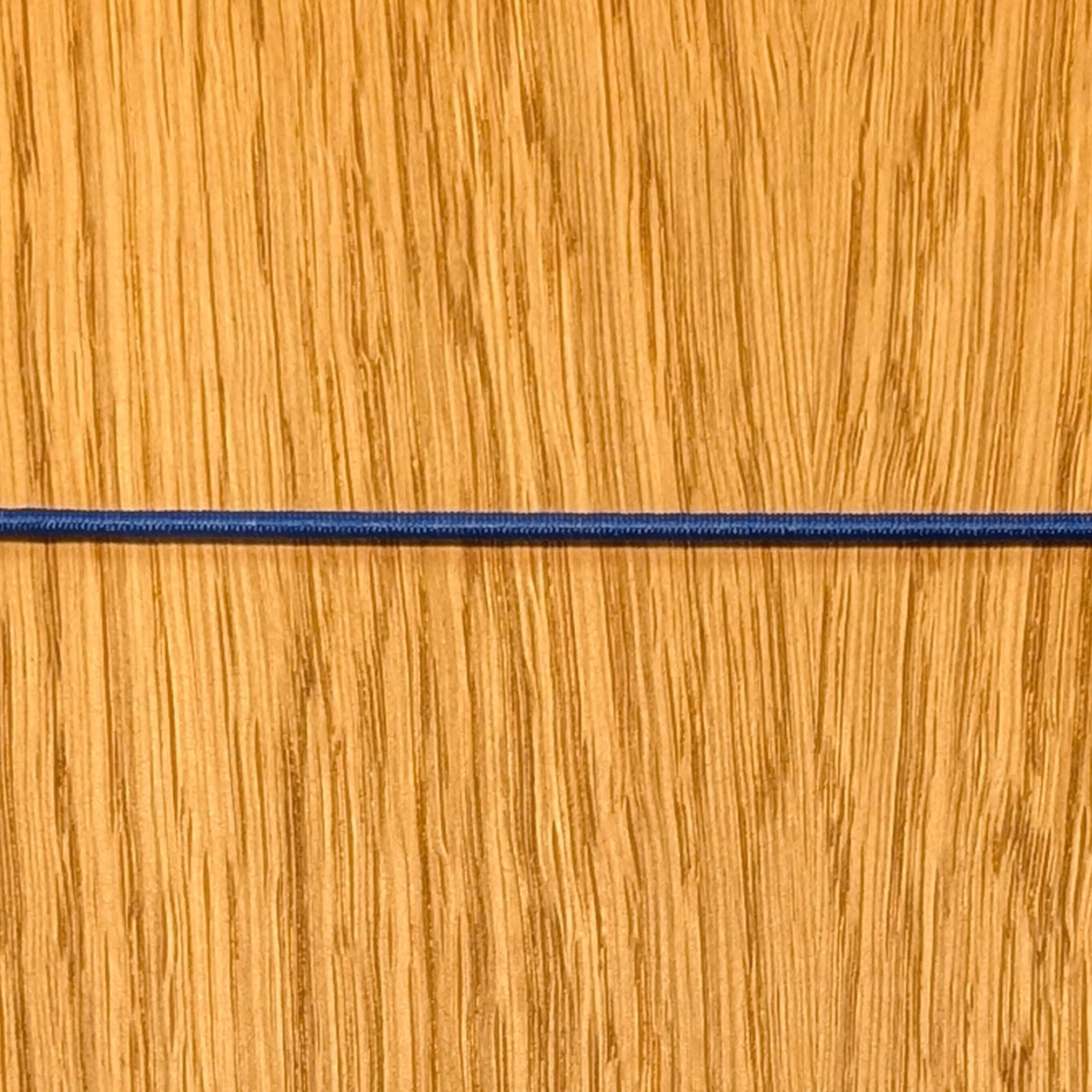 Blaues Zusatzband für das Questlog auf dem Holzdeckel