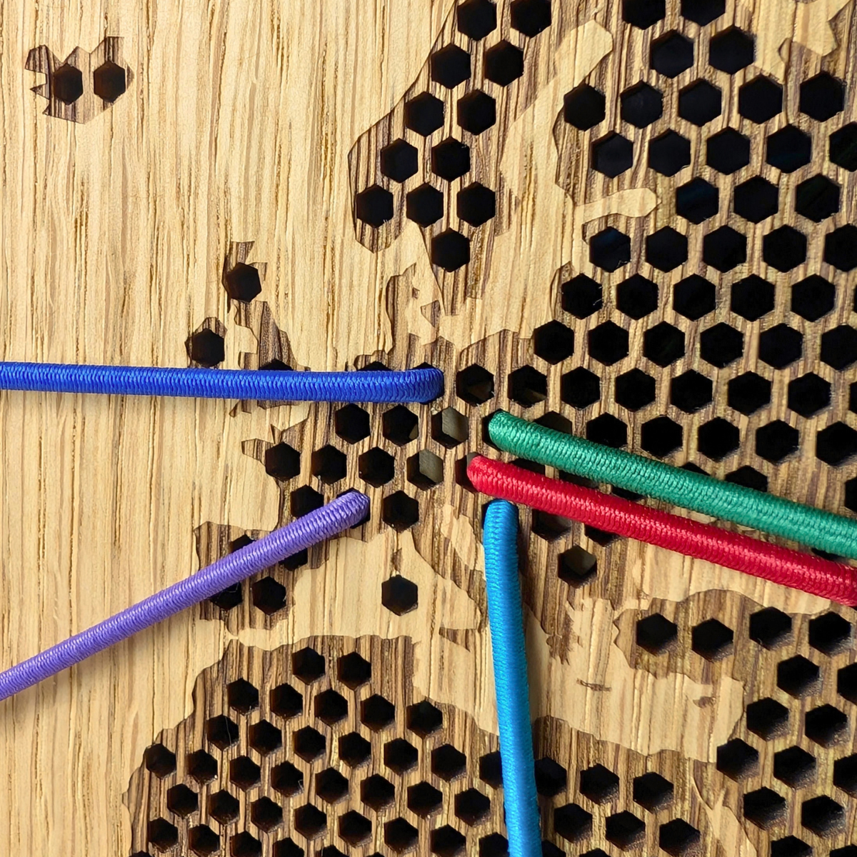Nahaufnahme des perforierten Deckels mit eingefädelten Bändern in mehreren Farben