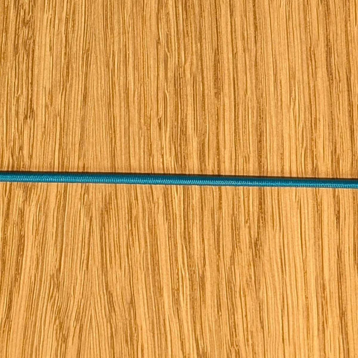 Lila Zusatzband für das Questlog auf dem Holzdeckel