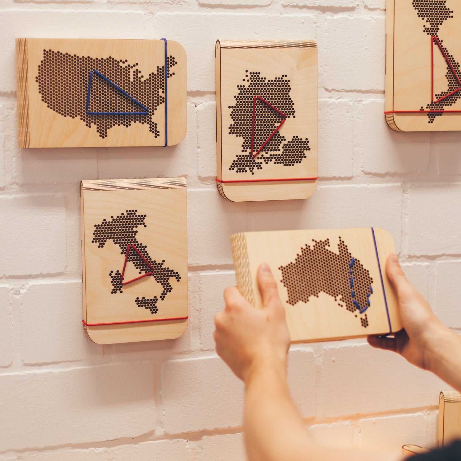 Andenken, Souvenirs und Mitbringsel mit dem Founders Edition-Questlog aufbewahren. Wandschmuck, Dekoration und das perfekte Geschenk für Reiseliebhaber.